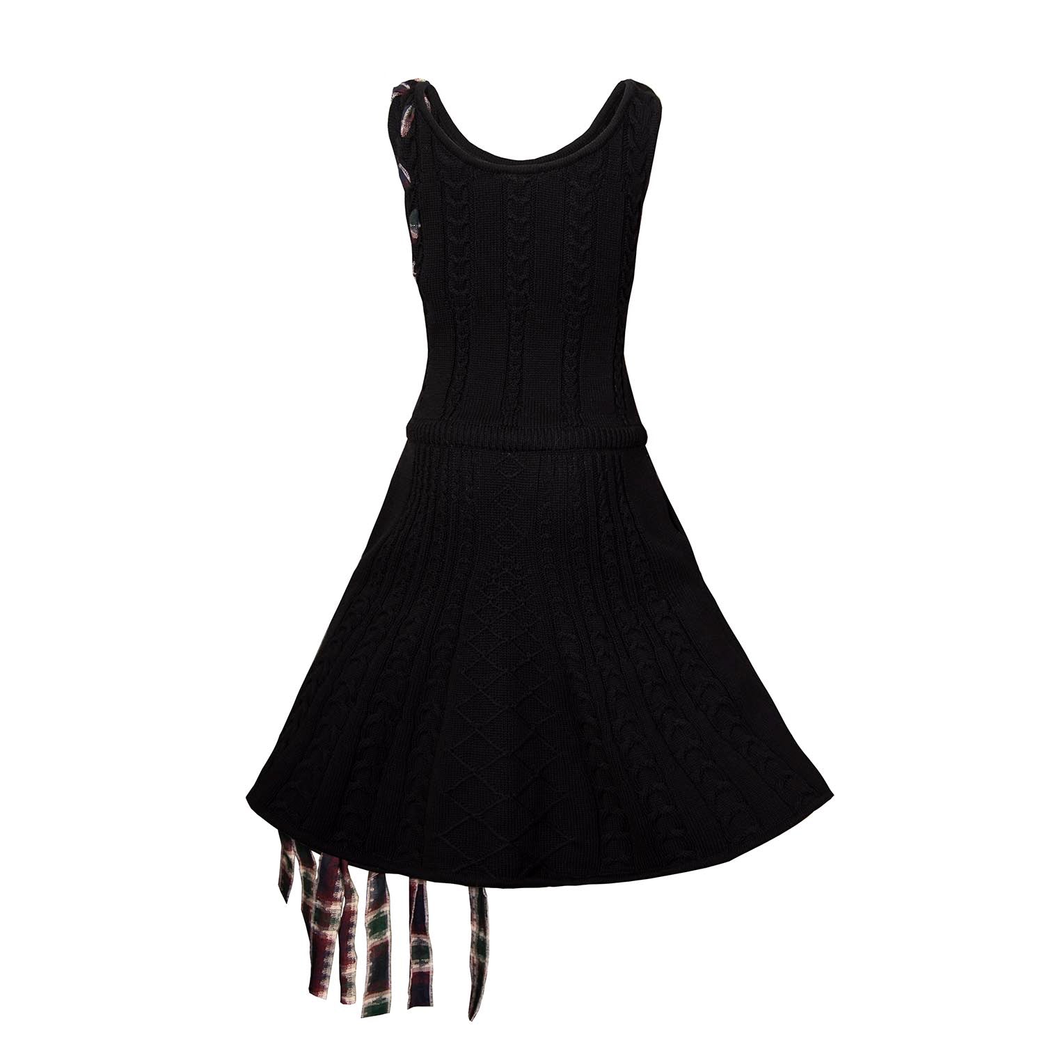 Zwart kabelgebreid meisjesjurkje met rode ruitdetails-2
