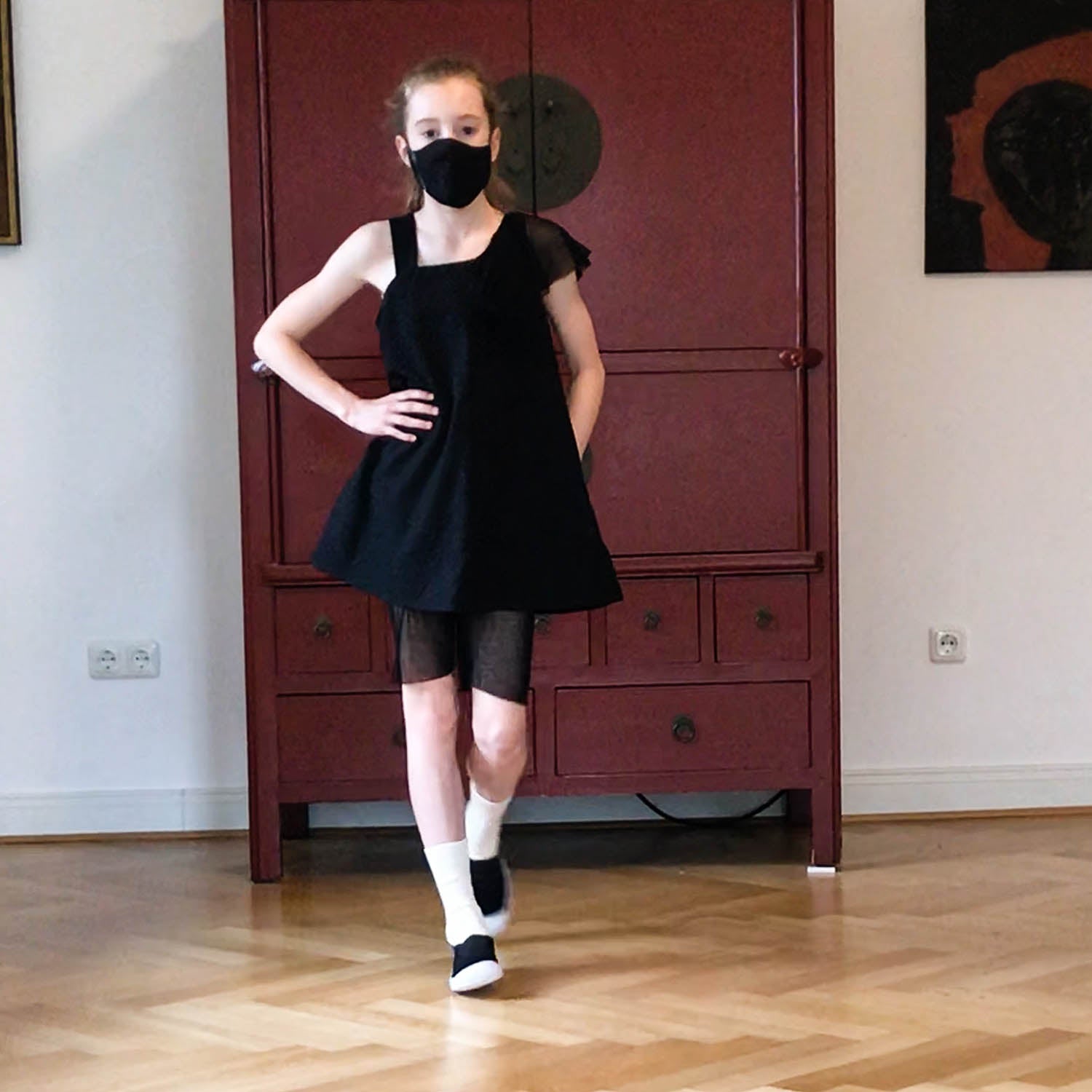 Zwarte jurk met asymmetrische schouder voor meisjes-1