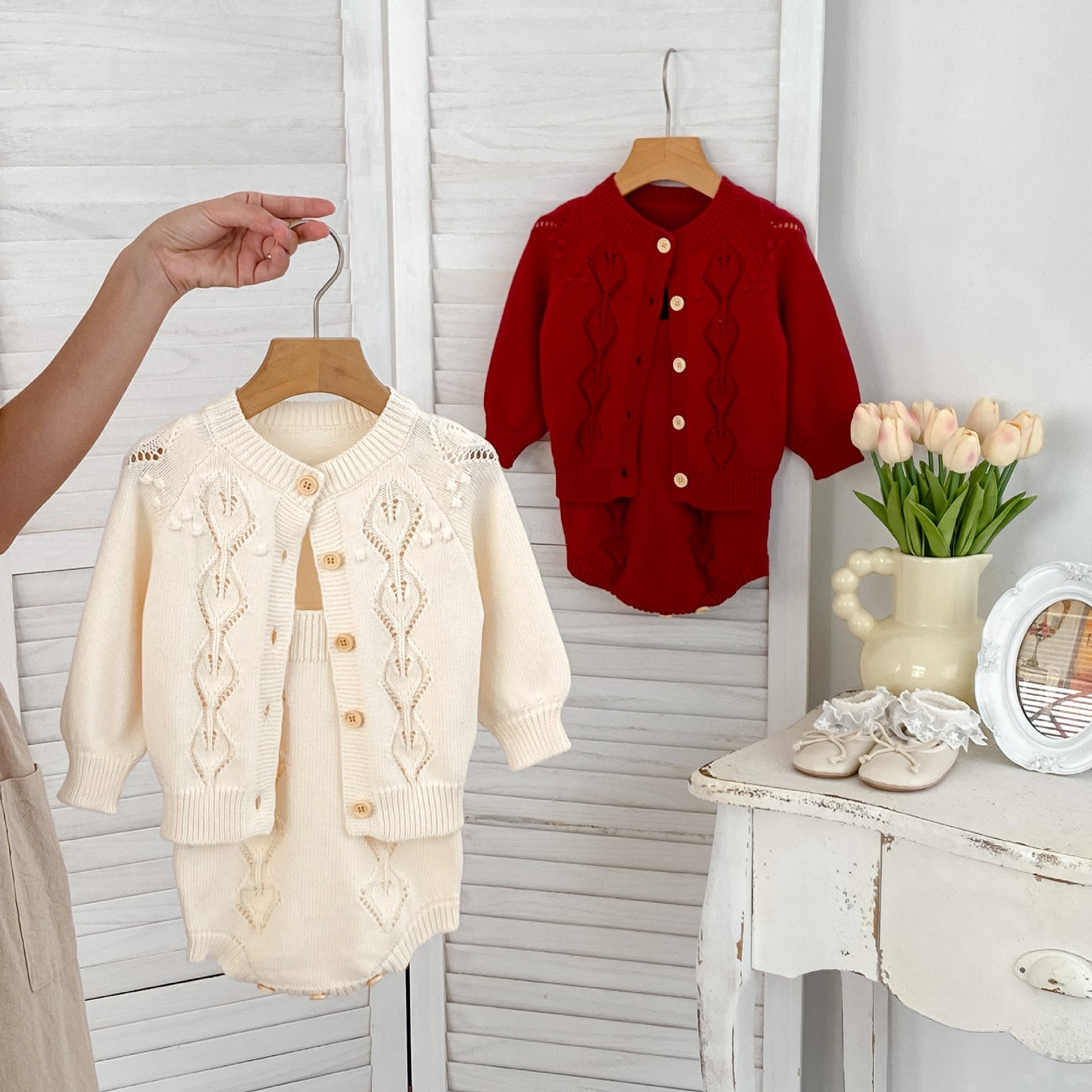 Arrivée de l'automne Baby Girls Geometric Hollow-out Pattern Long Sleeves Cardigan and Strap Onesies - Knitted Clothing Set-0 (Ensemble de vêtements en tricot)