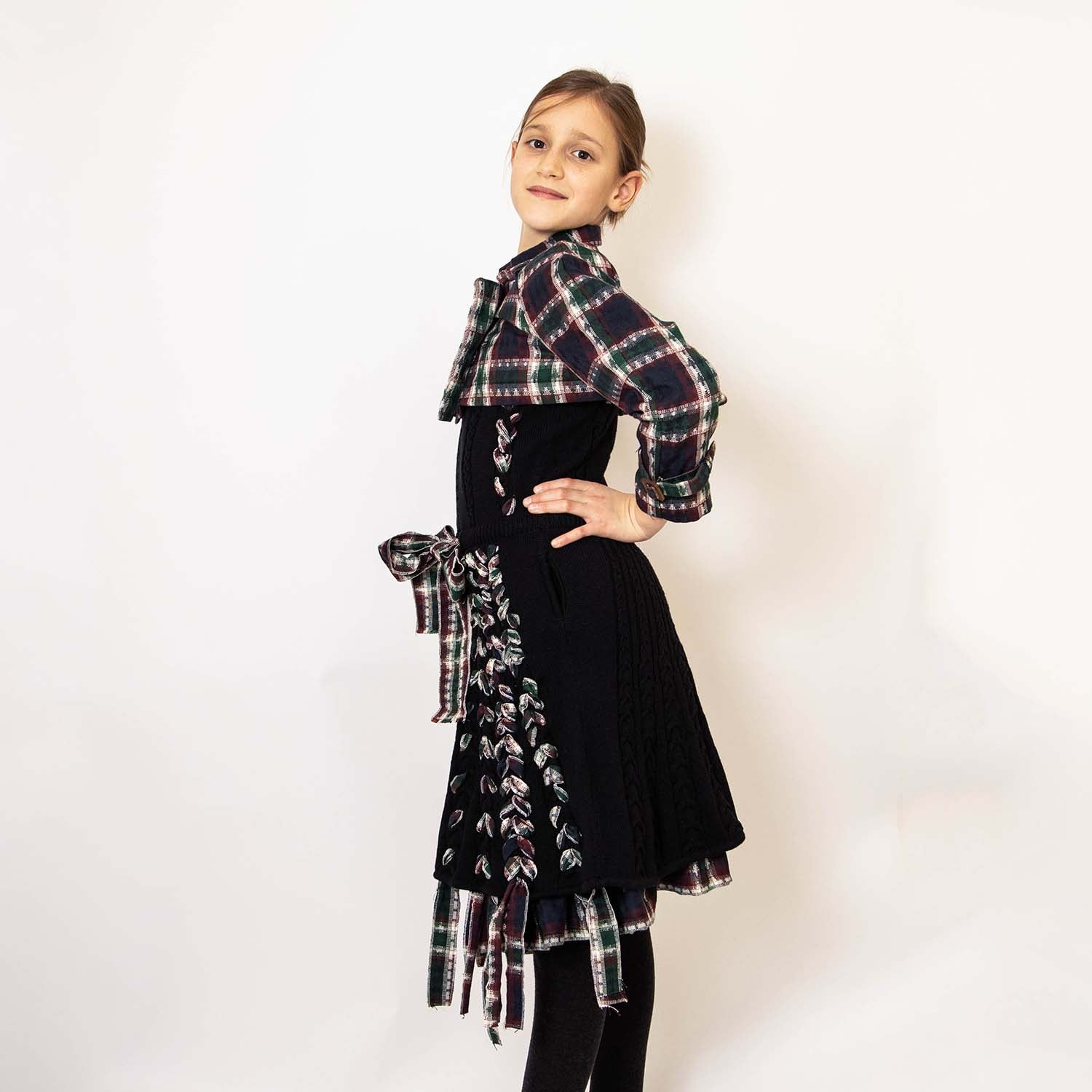 Meisjes Zwart Kabelgebreide Jurk met Rode Tartan Details-1
