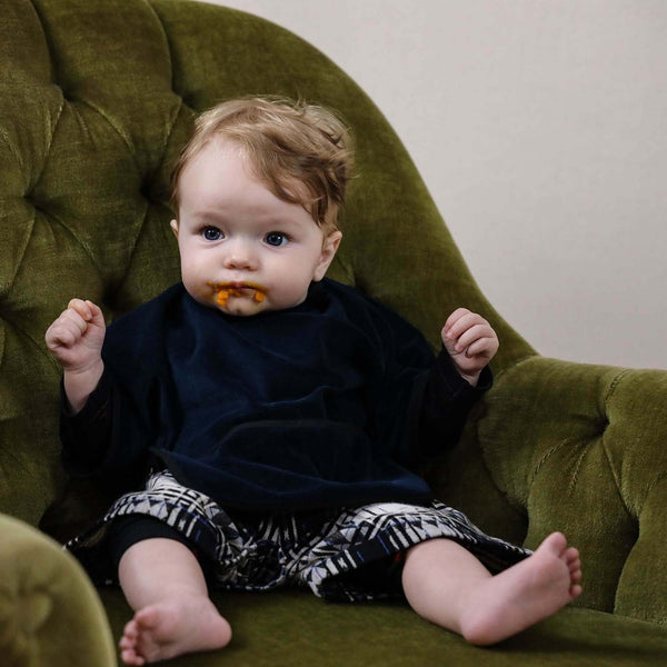 Blauw fluwelen slabbetje met mouwen-1